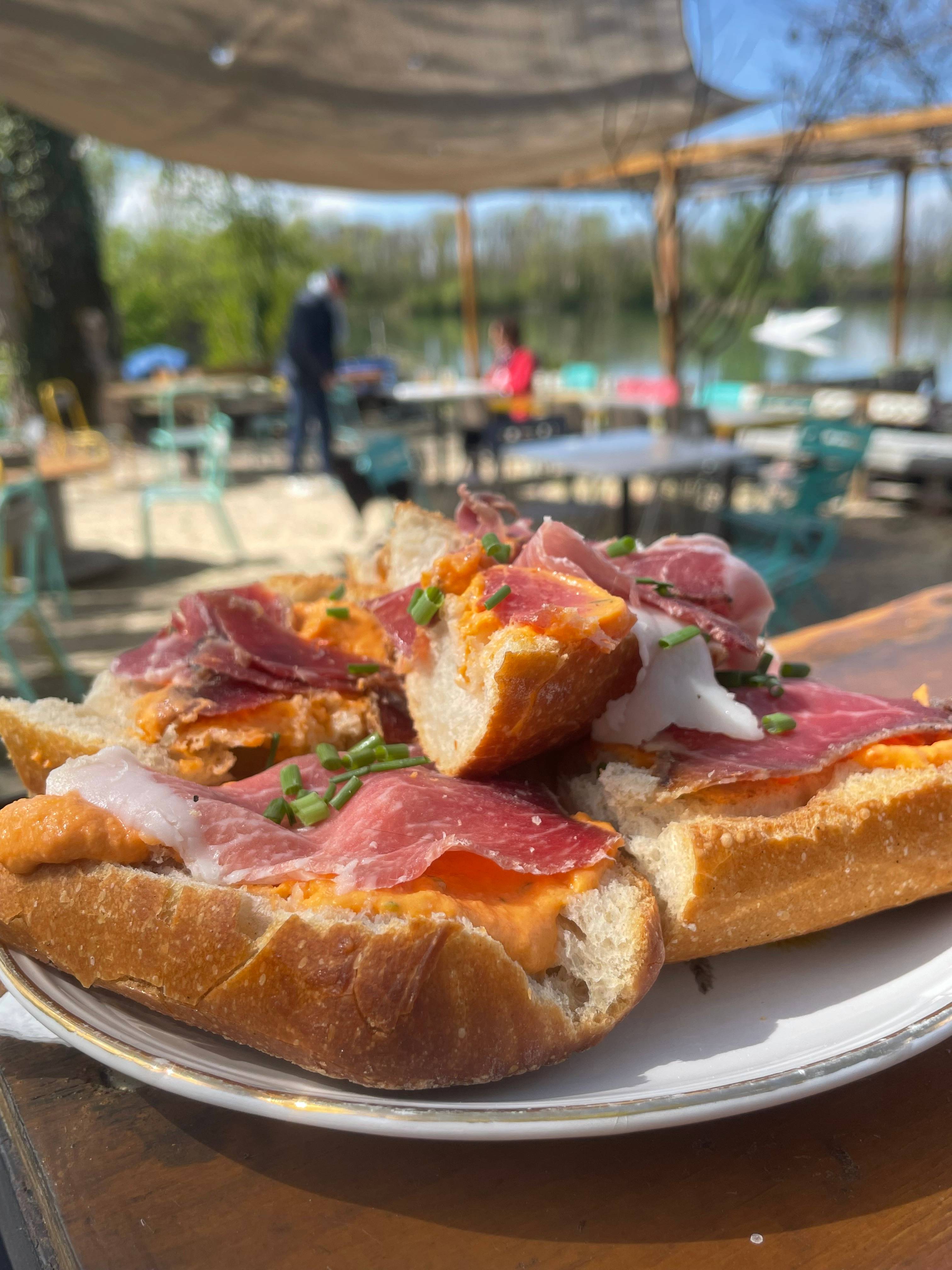 assiete charcuterie et fromage avec du vins