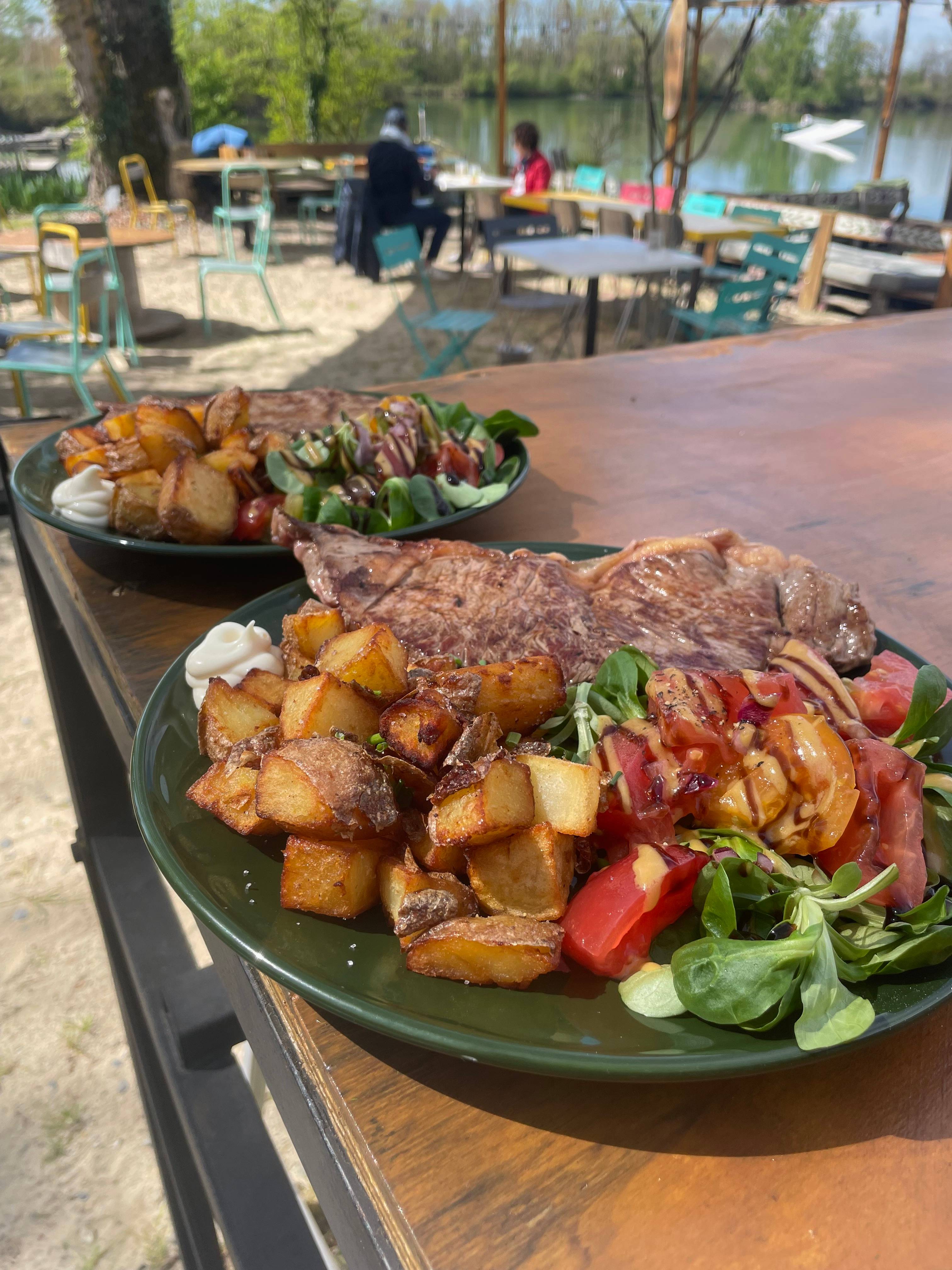 assiete de salade du chef vue sur le lac avocat et tomate fraiche