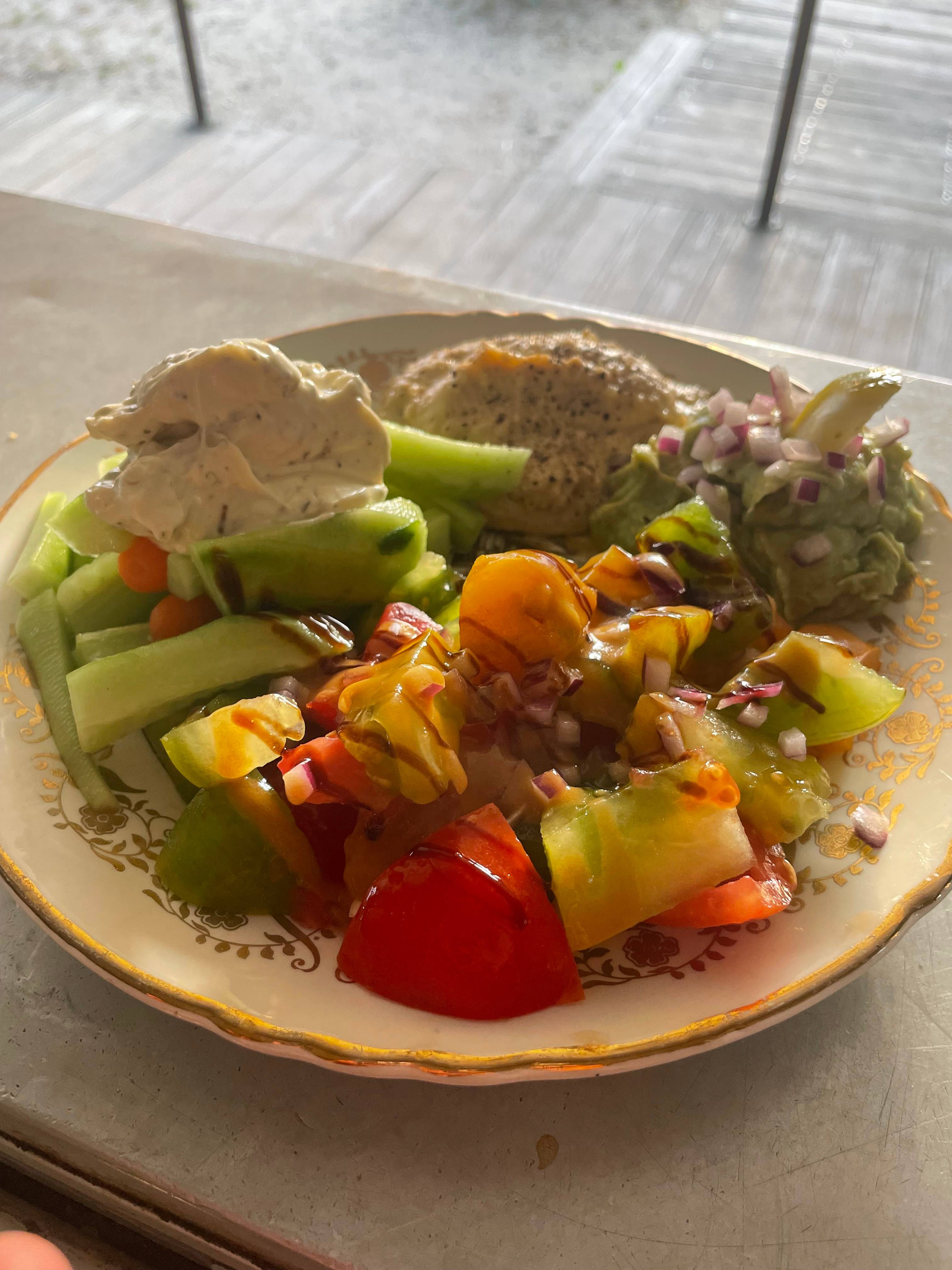 assiete de salade du chef vue sur le lac avocat et tomate fraiche