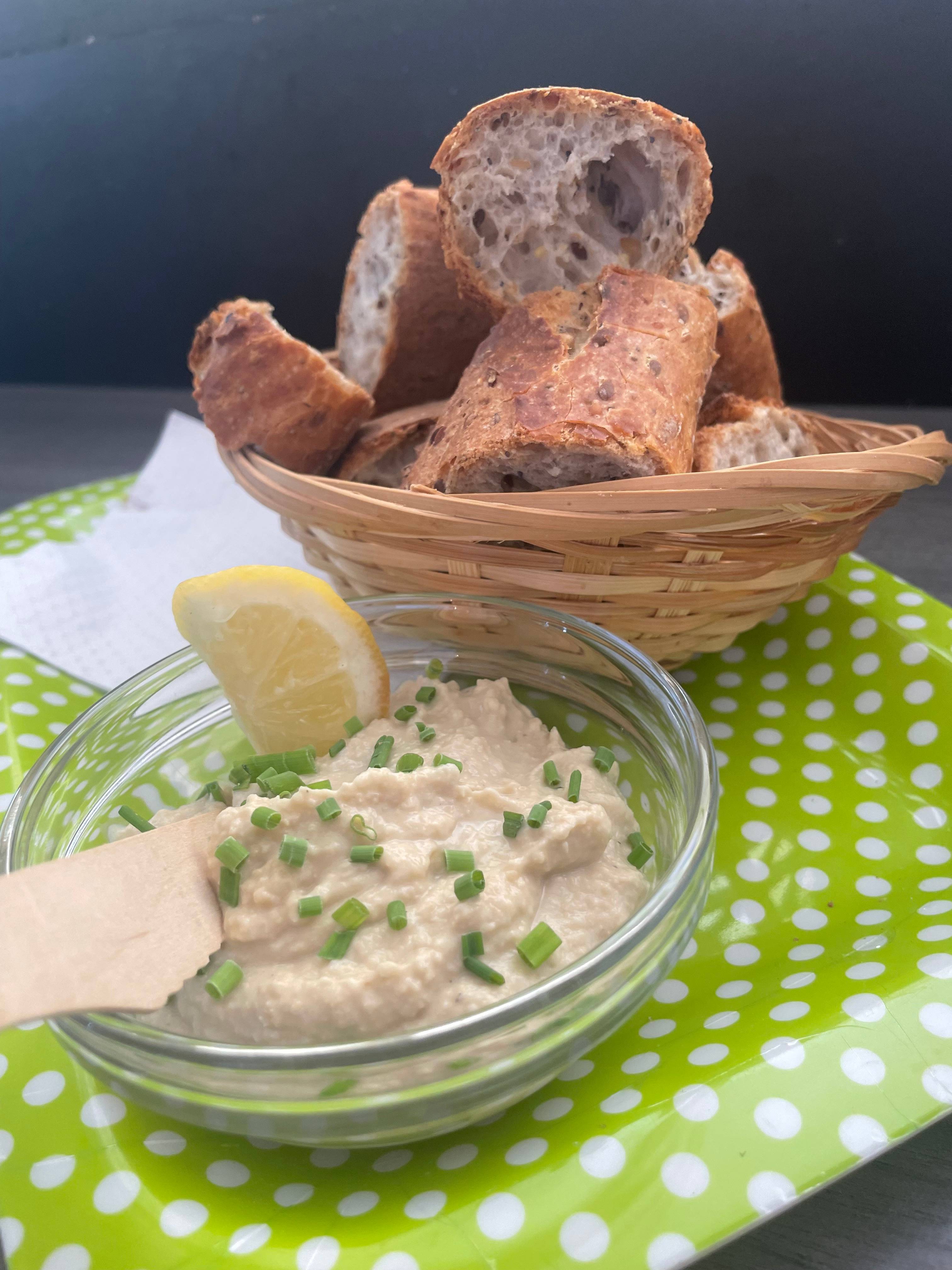 assiete de salade du chef vue sur le lac avocat et tomate fraiche